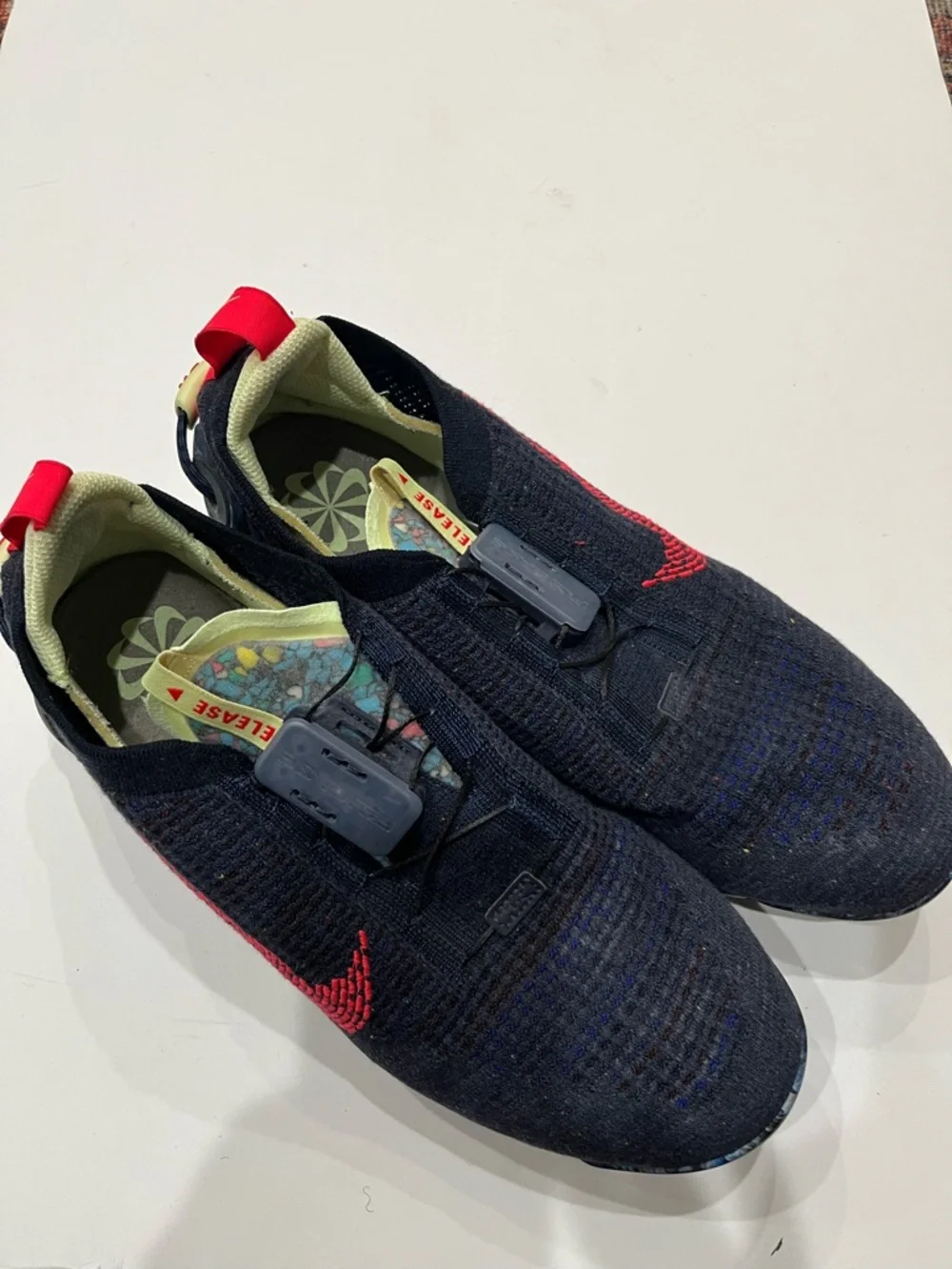 Nike Air Vapormax‎ Flyknit Obsidian Siren Red Volt Sneakers Sz. 11